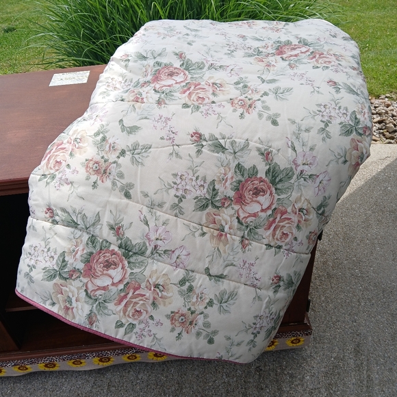 Floral Quilted Blanket Full Size - Picture 1 of 4